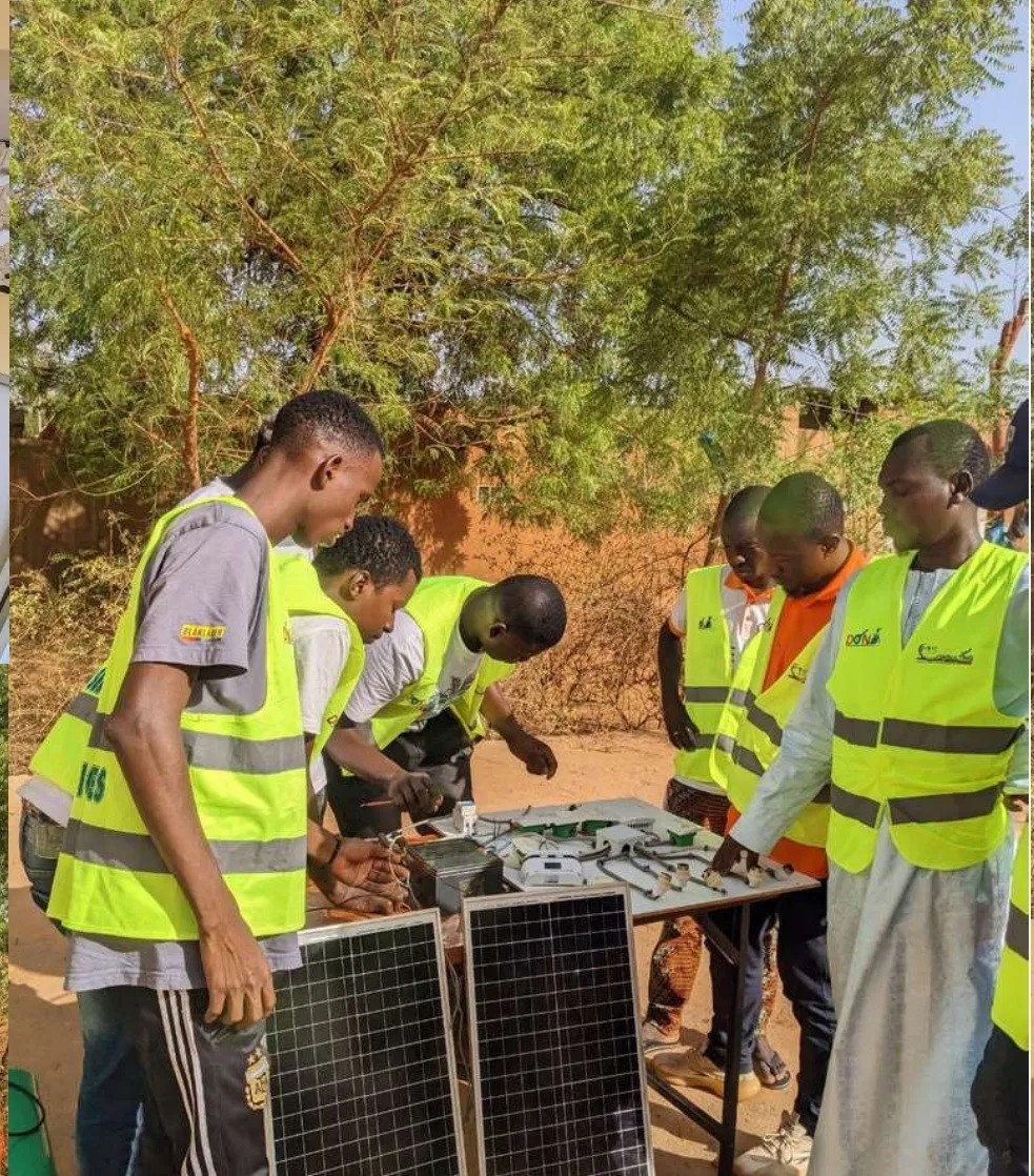 Stagiaires en atelier de dimensionnement solaire, en extérieur